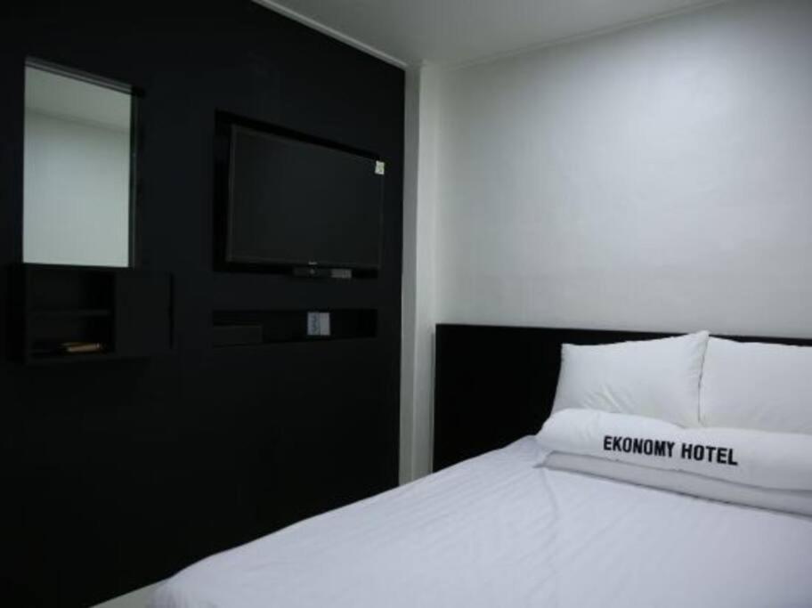 Ekonomy Hotel Гуми Экстерьер фото