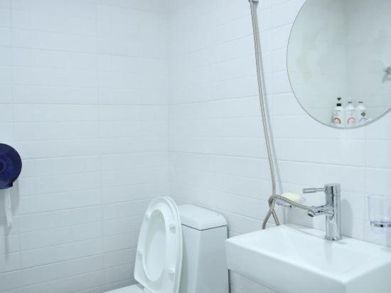 Ekonomy Hotel Гуми Экстерьер фото