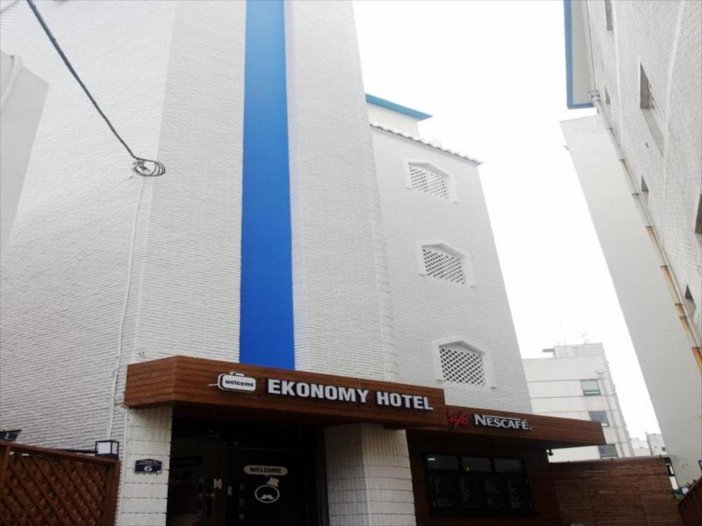 Ekonomy Hotel Гуми Экстерьер фото