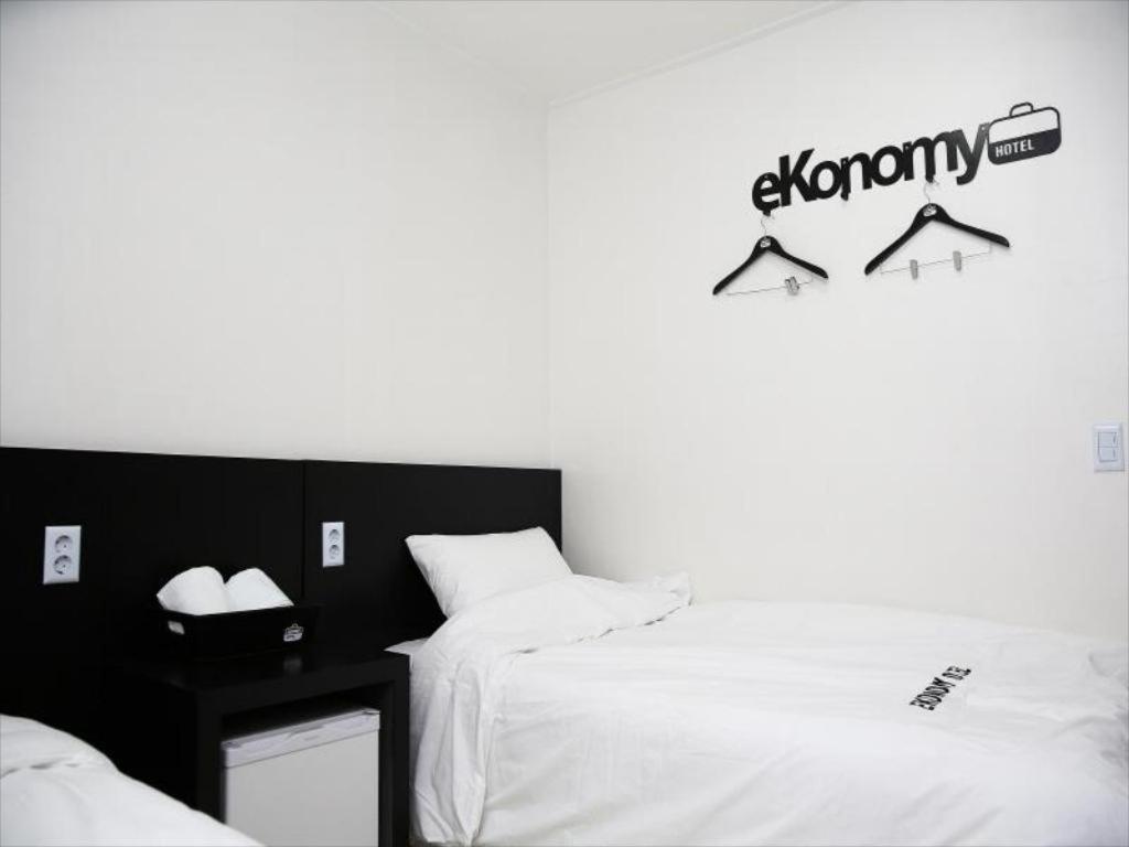 Ekonomy Hotel Гуми Экстерьер фото
