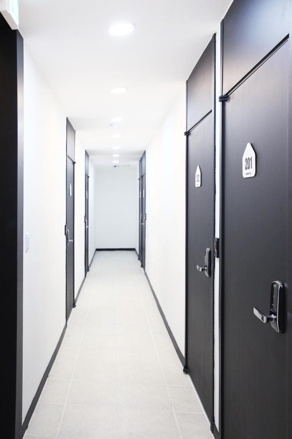 Ekonomy Hotel Гуми Экстерьер фото