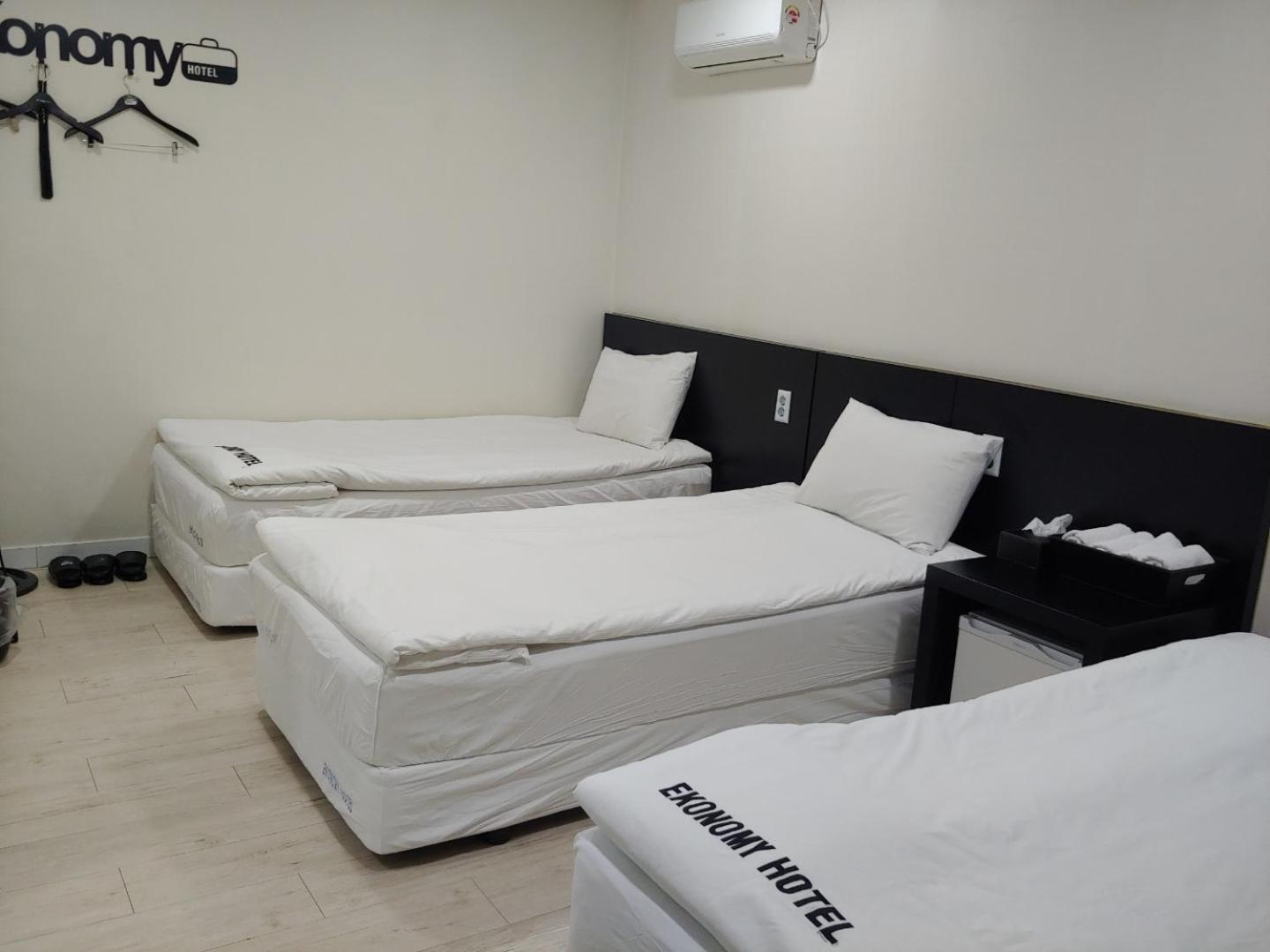 Ekonomy Hotel Гуми Экстерьер фото