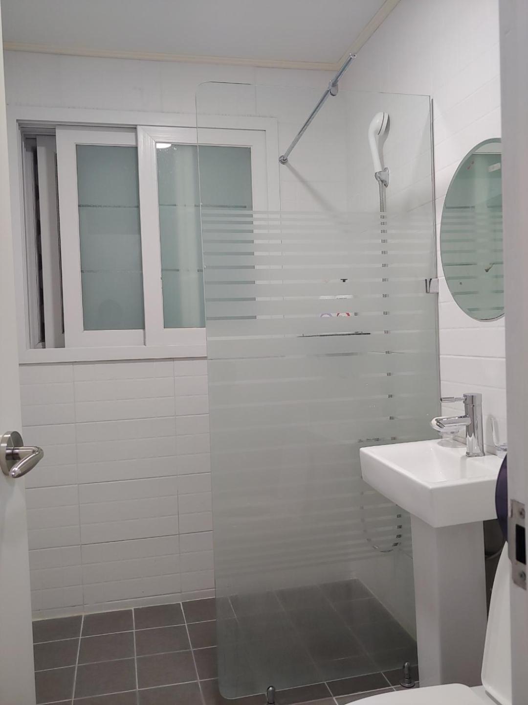 Ekonomy Hotel Гуми Экстерьер фото